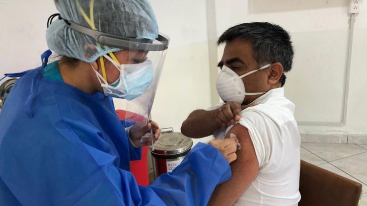Perú comenzó la vacunación contra el coronavirus: un médico de Lima fue el primero en ser inmunizado