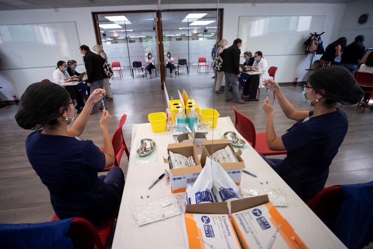 Chile comenzó a vacunar a los contra el COVID-19 a los maestros para garantizar el regreso de las clases presenciales