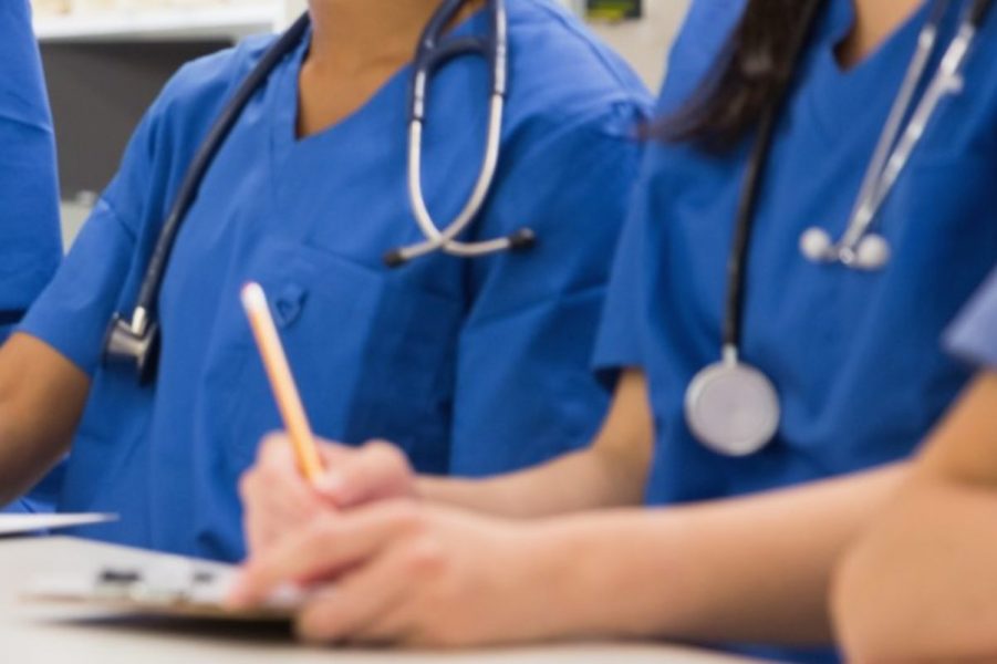Escuelas de medicina buscan plan b ante suspensión de campos clínicos: 600 estudiantes no pudieron graduarse el año pasado