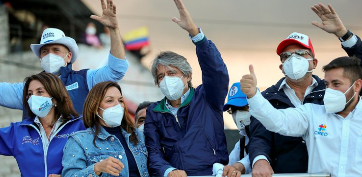Guillermo Lasso recorrió barrios del sur de Quito y cerrará su campaña este jueves en Guayaquil