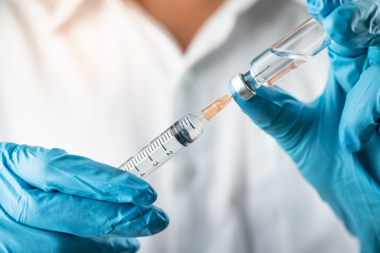 CCSS intensificará vacunación contra el Covid-19 en 9600 profesionales de la salud del sector privado