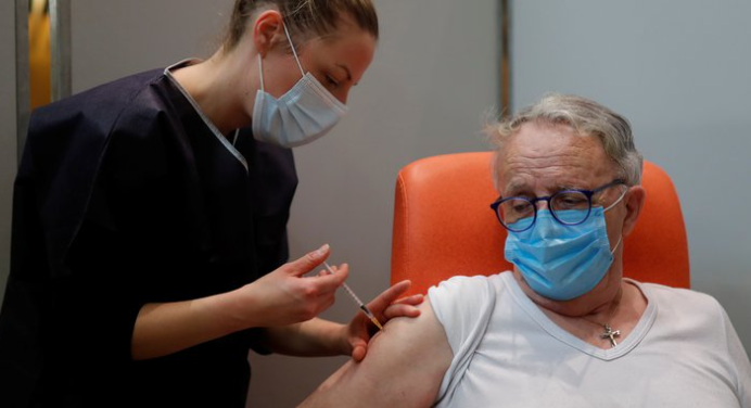 Francia finalmente comenzará a utilizar la vacuna de Oxford/AstraZeneca para mayores de 65 años