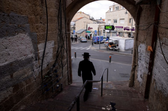 COVID-19: Israel analiza eliminar el uso de tapabocas en espacios públicos al aire libre