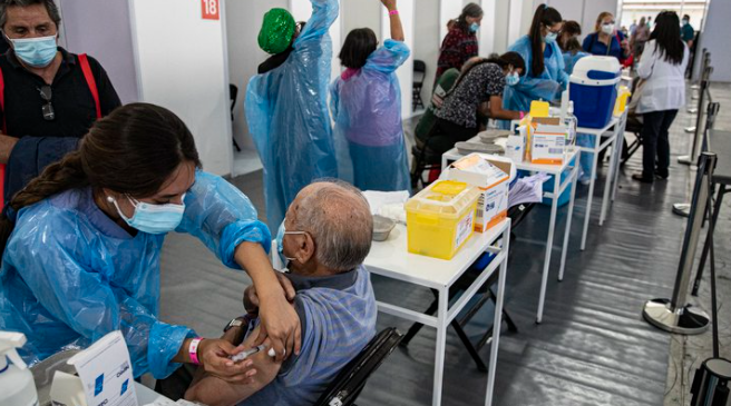 Chile completó una nueva etapa de su plan de vacunación antes de lo previsto y se dispone a inocular a la población de entre 50 y 59 años