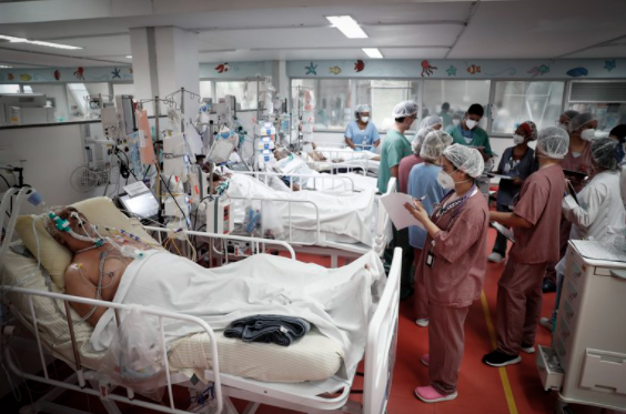 “Colapso”: Brasil sufre la peor crisis sanitaria con los hospitales saturados y récord de contagios y muertes diarias por el coronavirus