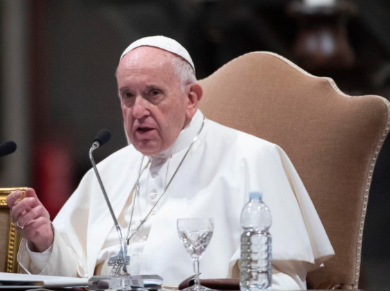 El papa Francisco recortó los salarios de los cardenales y miembros de la curia romana