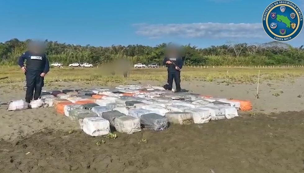 Policía decomisa 2.6 toneladas de cocaína tras persecución de lancha en Limón