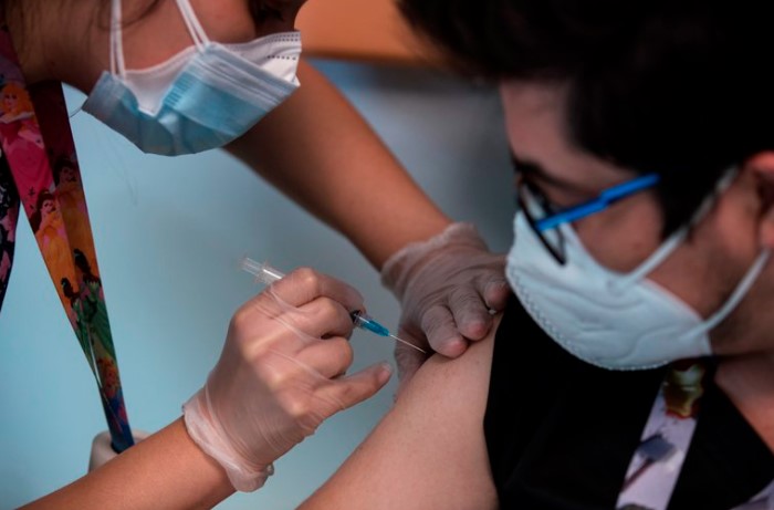 COVID-19: Chile fue el país que vacunó al mayor porcentaje de su población a nivel global durante la primera semana de marzo