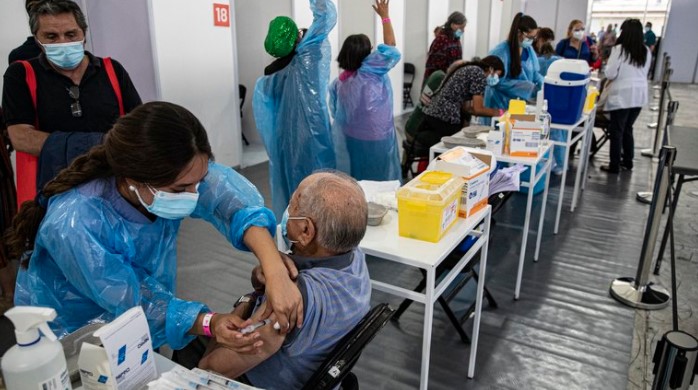 Chile ya administró las dos dosis de la vacuna contra el COVID-19 al 20% de su población y casi el 40% recibió al menos una