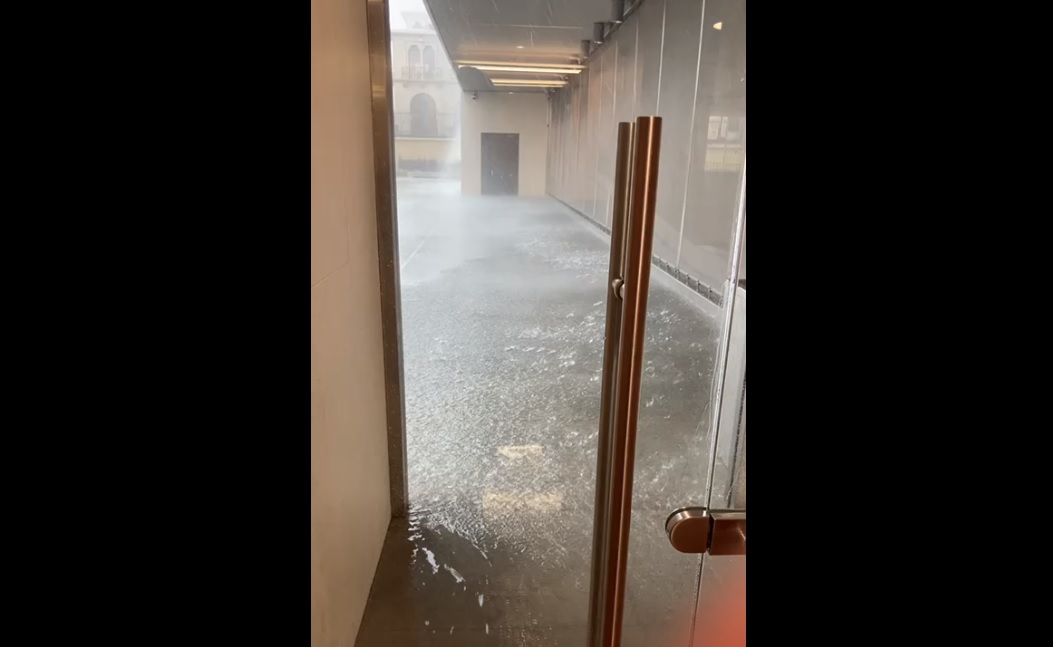 Nuevo edificio legislativo se volvió a inundar tras fuertes lluvias de este jueves