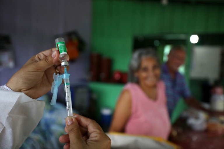 Brasil aspira a tener vacunados contra el COVID-19 a todos los grupos prioritarios al final del primer semestre del año