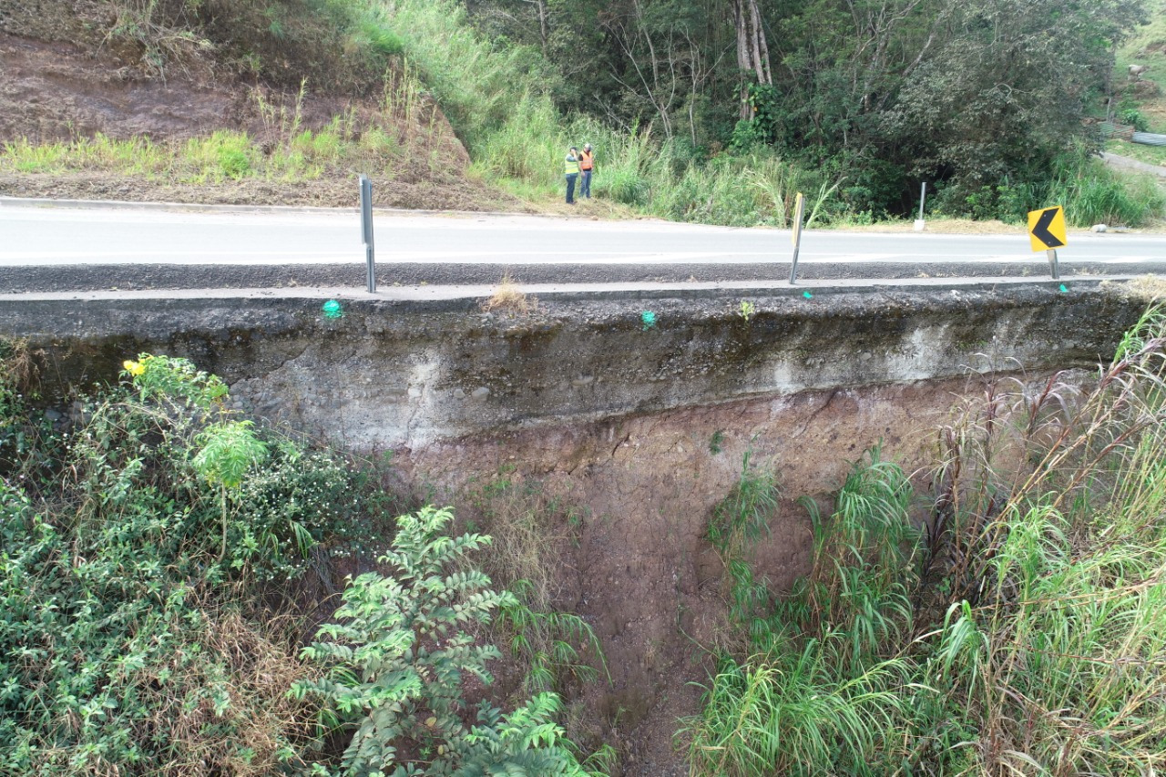 Informe alerta de alto riesgo de deslizamientos y hundimientos en tramo entre San Ramón y Cambronero