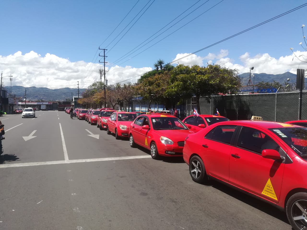 Taxistas se manifiestan para exigir el bloqueo de plataformas digitales de transporte