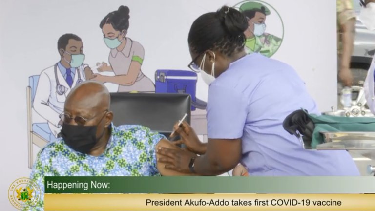 El presidente de Ghana recibió la primera dosis del programa Covax en el mundo