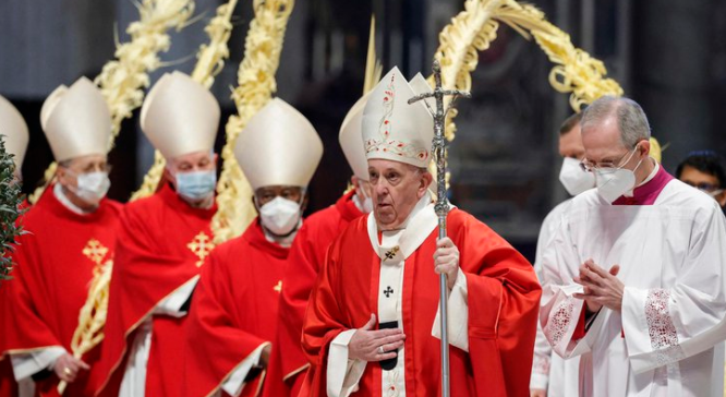 El papa Francisco celebró la misa del Domingo de Ramos en presencia de unos pocos fieles