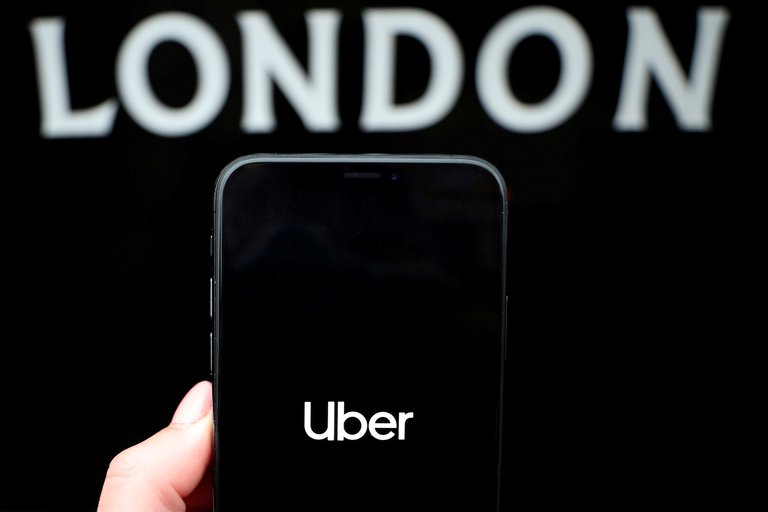 Uber concederá a sus conductores británicos un salario mínimo y vacaciones pagas tras una decisión judicial