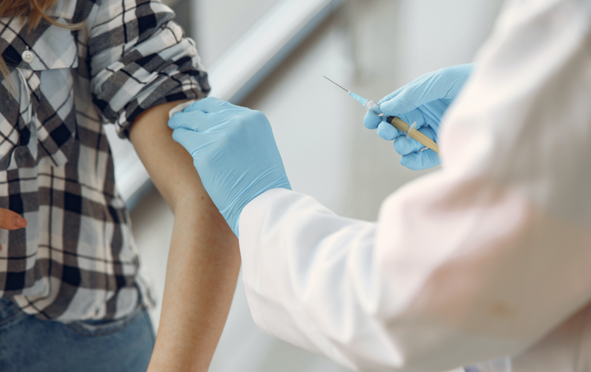 Piden a vacunados contra Covid-19 mantener medidas sanitarias ante riesgo de transmitir el virus
