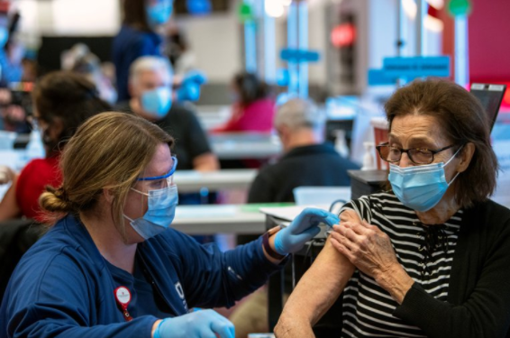 Estados Unidos espera alcanzar este jueves los 100 millones de vacunados con al menos una dosis contra el COVID-19