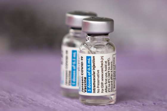 Johnson & Johnson reanudará la distribución de la vacuna contra el COVID-19 en Europa con una advertencia en la etiqueta