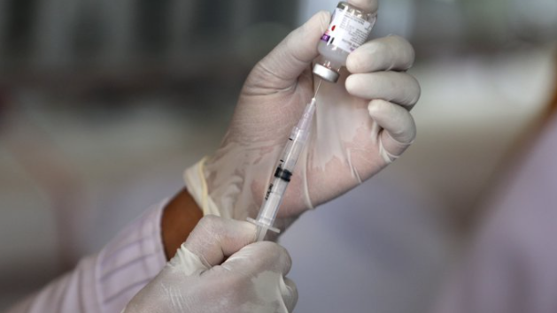 Una sola dosis de las vacunas de AstraZeneca o Pfizer detendrían a la mitad la propagación del coronavirus