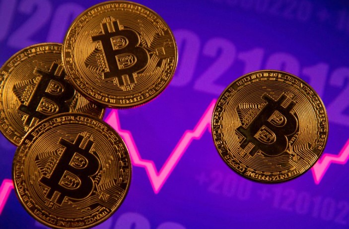 Bitcoin superó los USD 62.000 y batió su récord de cotización