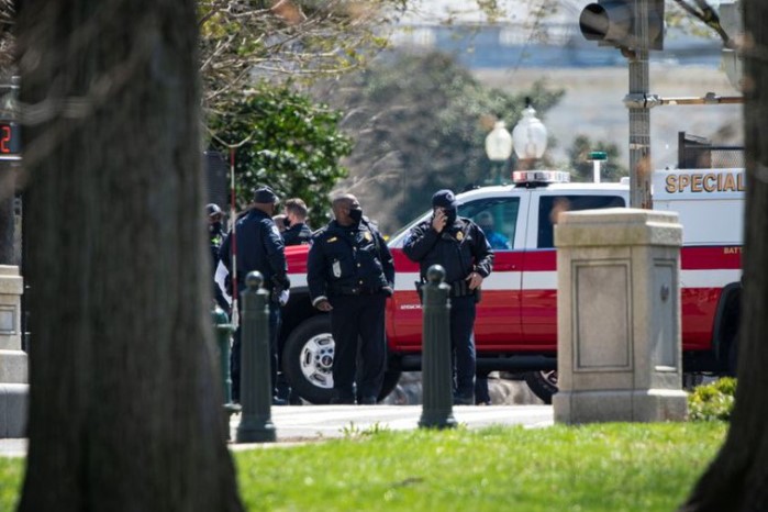 Un atacante atropelló a dos guardias frente al Capitolio en Washington, mató a uno y luego fue abatido por la policía