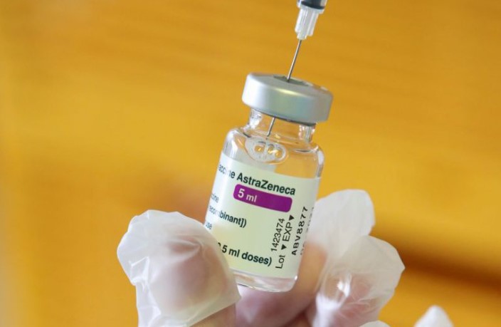 El comité de expertos de la EMA halló vínculos entre la vacuna de AstraZeneca y casos de trombosis, pero dijo que los beneficios superan a los riesgos