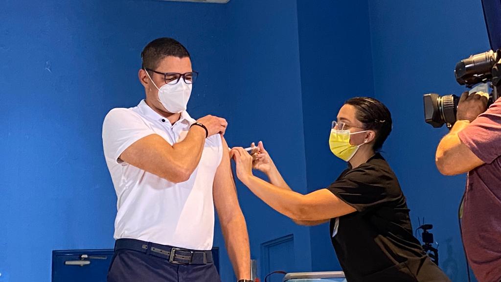 Costa Rica inició vacunación con dosis de AstraZeneca: Ministro de Salud fue el primero en recibir la vacuna