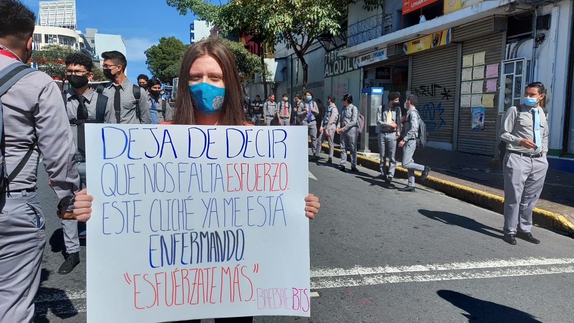 Universitarios se manifiestan por reducción en becas y colegiales protestan contra pruebas FARO