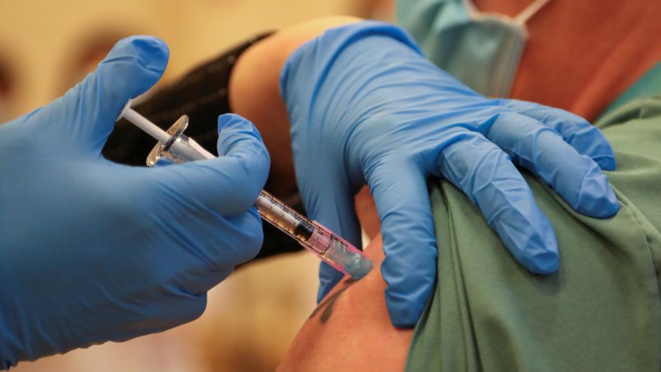 Vacunación contra Covid-19 a docentes ya inició en 25 áreas de salud