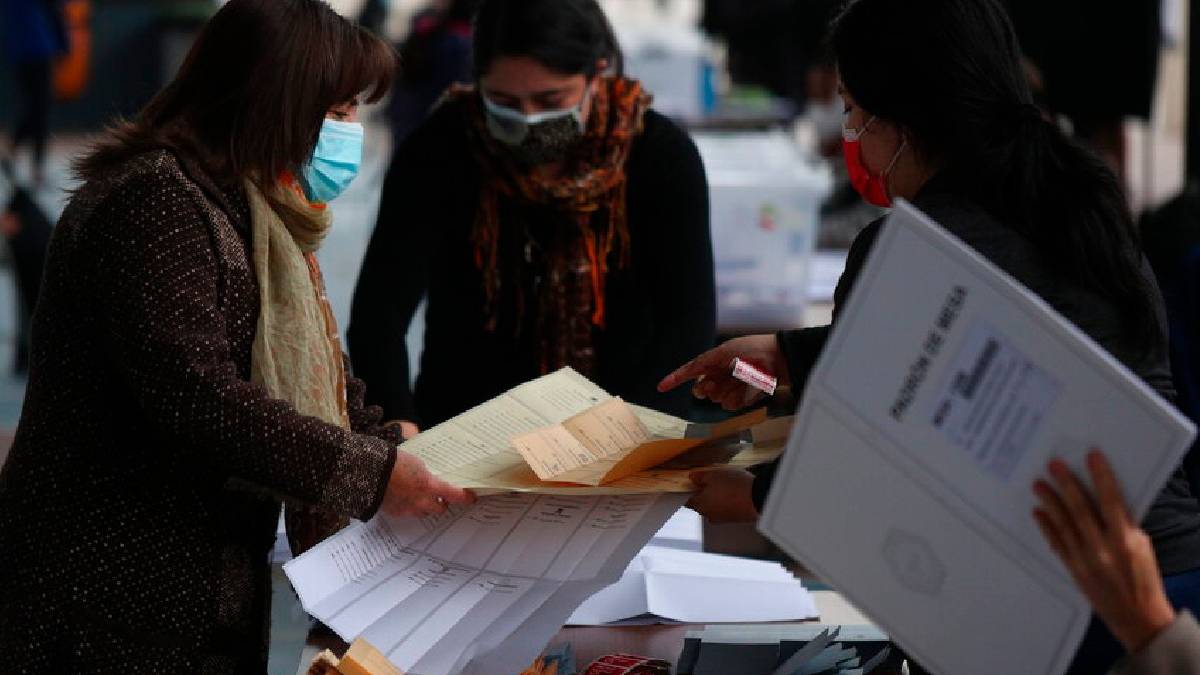 El gobierno chileno proyecta los primeros resultados de las “mega elecciones” para dos horas después de cerrados los comicios