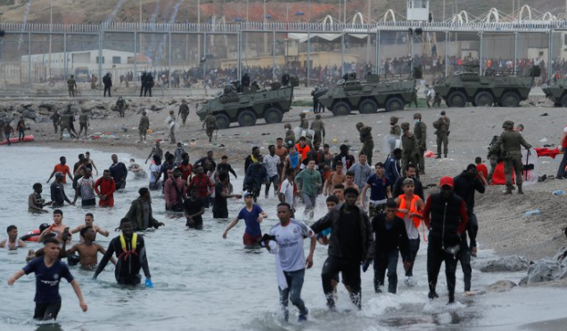 Marruecos cerró la frontera con Ceuta tras el ingreso de 8.000 migrantes a territorio español