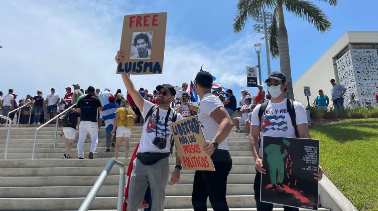 Disidentes cubanos se manifestaron contra el régimen castrista en Miami