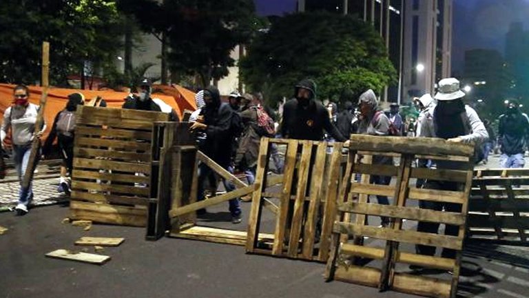 En octavo día de protestas en Colombia, en Cali persisten los bloqueos