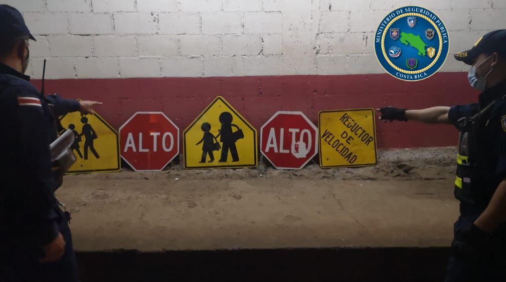 Policía encuentra múltiples señales de tránsito en taller clandestino en Palmares
