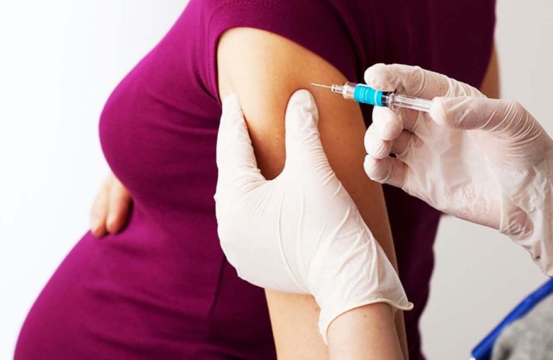 Comisión valora vacunar contra el Covid-19 a embarazadas tras ensayo clínico de Pfizer