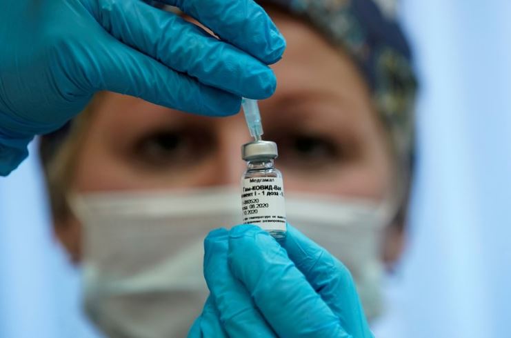 Personas con menor escolaridad son las que más dudan de colocarse vacuna contra coronavirus