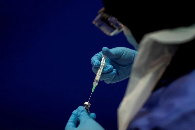 El gobierno de Chile evalúa suministrar una tercera dosis de la vacuna de Sinovac o Pfizer a su población