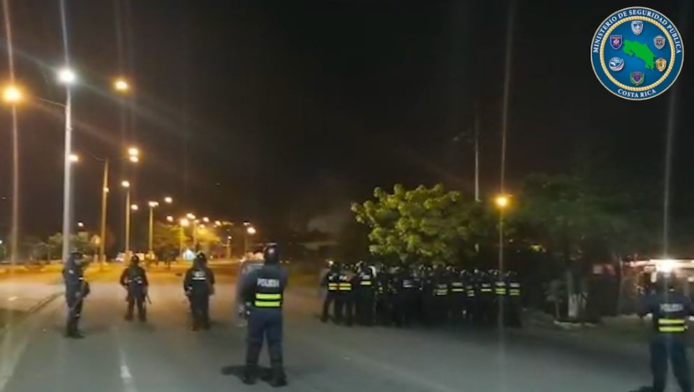 Policía decomisó machetes, tubos metálicos, trozos de madera y bombas molotov durante intervención de bloqueos