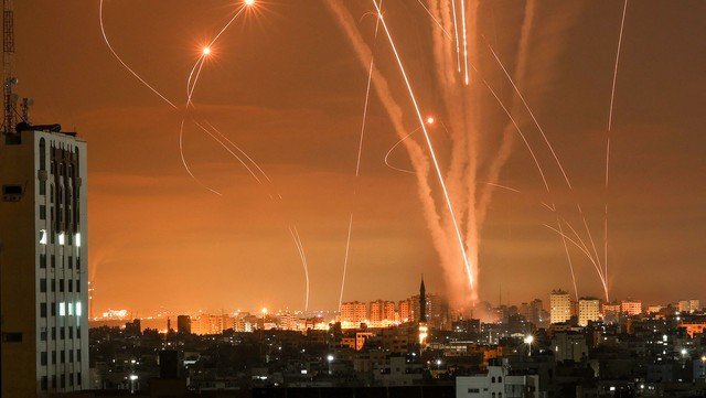 Israel lanzó un intenso ataque aéreo contra el grupo terrorista Hamas en la Franja de Gaza y destruyó su sistema de túneles