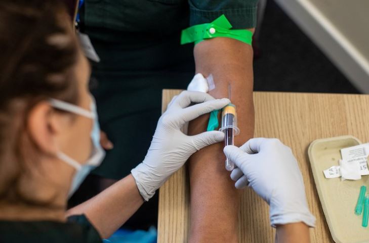 Gobierno defiende ritmo de vacunación contra Covid-19 mientras contagios mantienen abrupta tendencia al alza