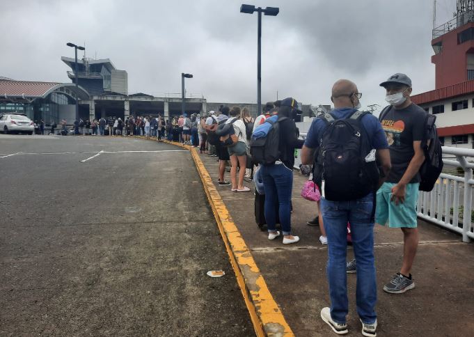 Nueva caída en sistemas de Migración generó largas filas en aeropuerto Juan Santamaría