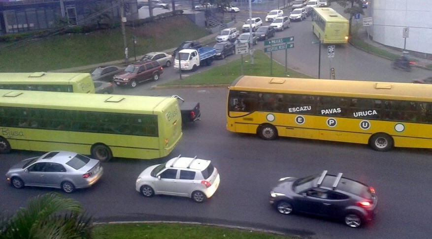 Autobuseros y taxistas suspenden paro nacional de este martes tras reunión con gobierno