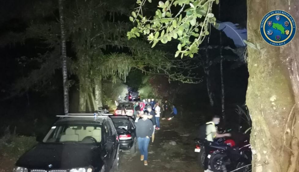Policía frustró fiesta con más de 300 personas, armas y pólvora en Pococí