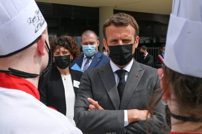 El presidente Emmanuel Macron se acercó a saludar a un grupo de ciudadanos y fue abofeteado en el sur de Francia: dos detenidos