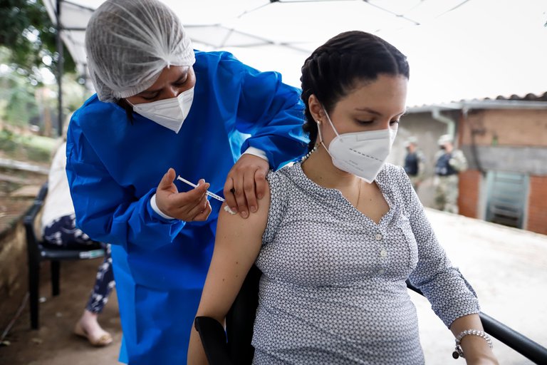 Ecuador vacunará contra el COVID-19 a mujeres embarazadas, madres lactantes y a niños desde los tres años