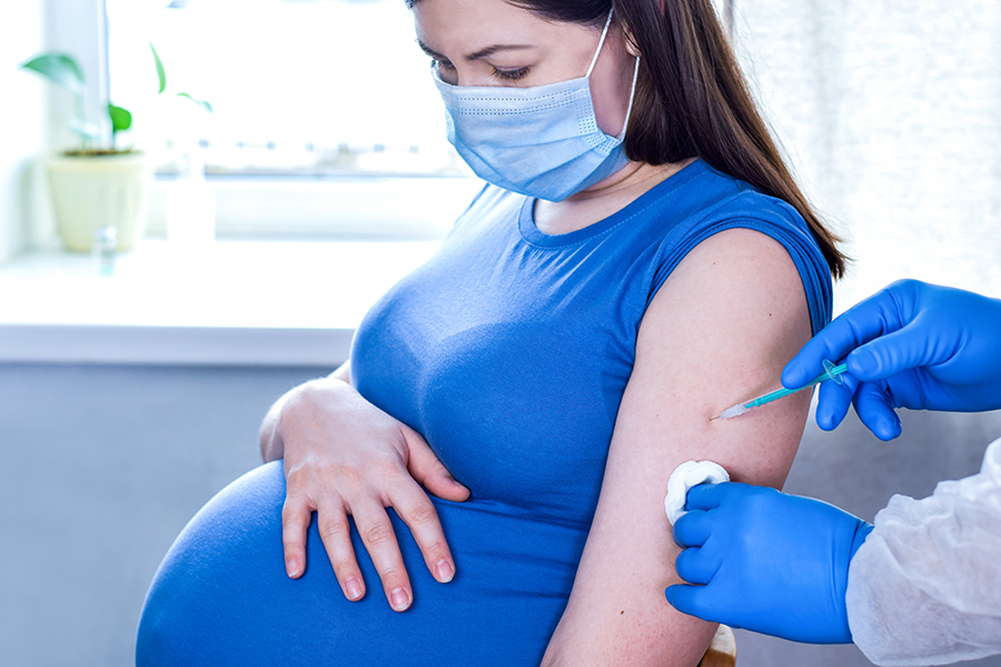 Comisión da aval para que embarazadas reciban vacuna de Pfizer contra el Covid-19