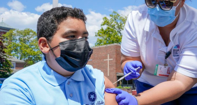 La ciudad de Nueva York vacunará contra el COVID-19 a los estudiantes en las escuelas públicas