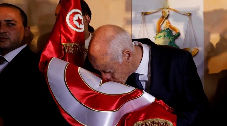 El presidente de Túnez suspendió al Parlamento y se atribuyó plenos poderes: los partidos denuncian un golpe de Estado