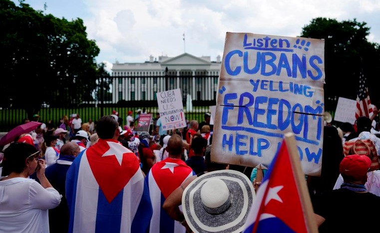 La caravana de cubanos llegó a Washington y protesta frente a la Casa Blanca contra la dictadura castrista